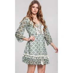 Zielona Sukienka Whitsun. Zielone sukienki damskie other, s, z aplikacjami, klasyczne, z falbankami, bez rękawów, mini. Za 169,99 zł.