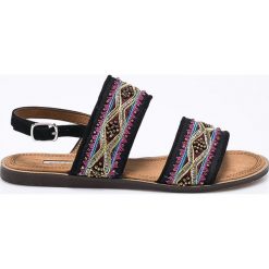 Corina - Sandały Bom Bon Chic. Czarne klapki damskie marki Corina, z haftami, z materiału, bez obcasa, na płaskiej podeszwie. W wyprzedaży za 79,90 zł.