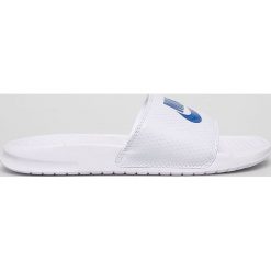 Nike Sportswear - Klapki Benassi JDI. Białe klapki damskie Nike Sportswear, bez wzorów, z gumy, bez obcasa. W wyprzedaży za 99,90 zł.