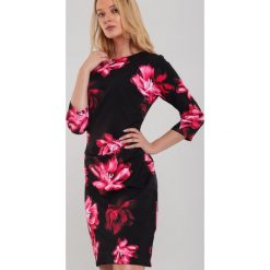 Czarno-Fuksjowa Sukienka Dudley. Czarne sukienki damskie Renee, na co dzień, xl, w kwiaty, biznesowe, z okrągłym kołnierzem, bez rękawów, mini, proste. Za 119,99 zł.