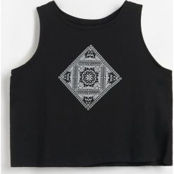 Krótki top z nadrukiem - Czarny. Czarne topy damskie Reserved, s, z nadrukiem, bez kołnierzyka. W wyprzedaży za 15,99 zł.