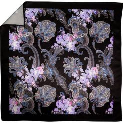 Czarna poszetka w niebiesko-fioletowy wzór floral E227. Niebieskie poszetki męskie Modini Moda Męska, bez wzorów, casualowe. W wyprzedaży za 29,70 zł.