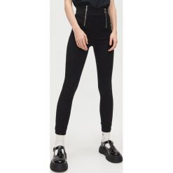 Tregginsy z zamkami - Czarny. Czarne legginsy damskie Cropp, bez wzorów. Za 79,99 zł.