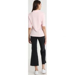 Lacoste TEE CORE Koszulka polo flamingo. Czerwone bluzki damskie Lacoste, z bawełny, polo. Za 379,00 zł.