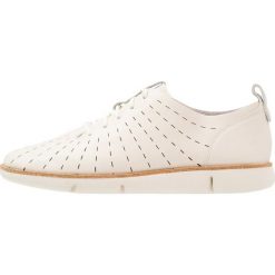 Clarks TRI ETCH Sznurowane obuwie sportowe white. Białe buty sportowe damskie Clarks, z materiału. W wyprzedaży za 351,75 zł.