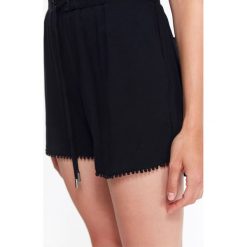 SZORTY DAMSKIE Z OZDOBNĄ TAŚMĄ. Różowe bermudy damskie Top Secret. Za 34,99 zł.