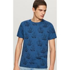 T-shirty męskie: T-shirt z żeglarskim nadrukiem – Granatowy