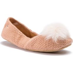 Kapcie UGG - W Andi 1098189 W/Ary. Różowe klapki damskie Ugg, bez wzorów, ze skóry, bez obcasa. W wyprzedaży za 259,00 zł.