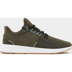 Buty sportowe z odblaskowymi elementami. Szare buty sportowe męskie marki Pull&Bear, bez zapięcia. Za 79,90 zł.