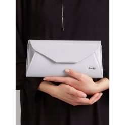 Kopertówka wizytowa lakierowana szara Rovicky - Szary. Szare kopertówki damskie ROVICKY, w paski, ze skóry ekologicznej, eleganckie, na ramię, małe, lakierowane, bez dodatków. Za 54,99 zł.