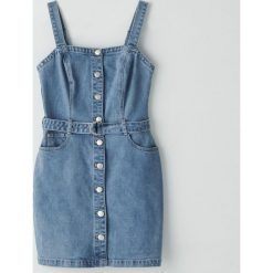 Jeansowa sukienka mini z paskiem - Niebieski. Niebieskie sukienki damskie Cropp, xs, bez wzorów, z jeansu, bez kołnierzyka, bez rękawów, mini. W wyprzedaży za 59,99 zł.