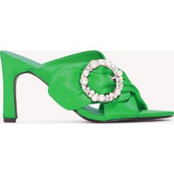 Klapki damskie: NA-KD Shoes Zdobione klapki mule na obcasie – Green