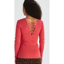 Sweter z dekoltem na plecach - Pomarańczo. Czerwone swetry damskie Sinsay, s, bez wzorów, bez rękawów, bez kaptura. W wyprzedaży za 29,99 zł.
