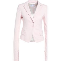 Patrizia Pepe Żakiet soft rose. Różowe kurtki damskie Patrizia Pepe, bez wzorów, z elastanu, bez kaptura. W wyprzedaży za 643,05 zł.