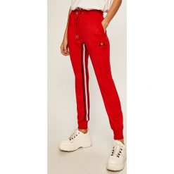 Ellesse - Spodnie. Czerwone spodnie damskie Ellesse, bez wzorów, z poliesteru. Za 219,90 zł.