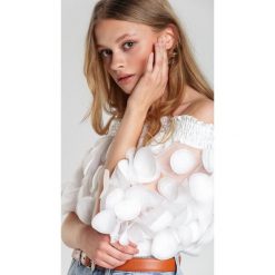 Biała Bluzka Makena. Białe bluzki damskie Renee, xl, z aplikacjami, z jeansu, bez kołnierzyka, bez rękawów. Za 79,99 zł.