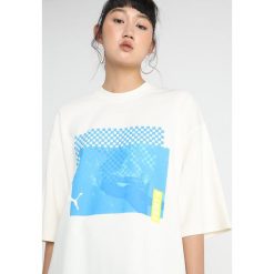 Fenty PUMA by Rihanna CREW NECK Tshirt z nadrukiem vanilla ice. Białe koszulki damskie marki Fenty PUMA by Rihanna, m, z nadrukiem, z elastanu, bez kołnierzyka. Za 459,00 zł.