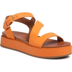 Sandały INUOVO - 112041 Orange. Pomarańczowe klapki damskie Inuovo, bez wzorów, ze skóry, bez obcasa, na koturnie. W wyprzedaży za 239,00 zł.