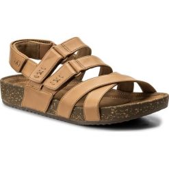 Sandały CLARKS - Rosilla Keene 261325464 Light Tan Leather. Pomarańczowe klapki damskie Clarks, bez wzorów, ze skóry, bez obcasa. W wyprzedaży za 179,00 zł.