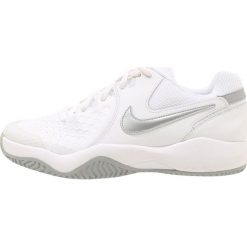 Buty sportowe damskie: Nike Performance ZOOM AIR RESISTANCE Obuwie multicourt white/metalic silver/wolf grey