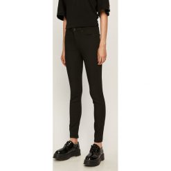 Pepe Jeans - Jeansy Cher High. Czarne jeansy damskie Pepe Jeans, bez wzorów, z elastanu, z podwyższonym stanem. W wyprzedaży za 319,90 zł.