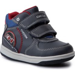 Sneakersy GEOX - B N.Flick B. D B941LD 0BUBC C0735 M Navy/Red. Niebieskie trampki chłopięce Geox, z aplikacjami, ze skóry ekologicznej, bez zapięcia. W wyprzedaży za 169,00 zł.
