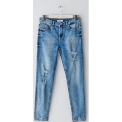 Jeansy skinny z przetarciami -. Jeansy damskie Sinsay. W wyprzedaży za 39,99 zł.