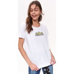 Bawełniany t-shirt z aplikacją. Białe t-shirty damskie Top Secret, z haftami, z bawełny, klasyczne, z klasycznym kołnierzykiem. W wyprzedaży za 14,99 zł.