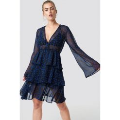 NA-KD Boho Sukienka z długim rękawem - Blue. Niebieskie sukienki damskie marki NA-KD Boho, bez wzorów, z poliesteru, boho, z falbankami, z długim rękawem, długie. Za 202,95 zł.