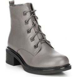 Buty damskie. Czarne botki damskie Wittchen, ze skóry, klasyczne, bez obcasa, bez zapięcia. W wyprzedaży za 356,91 zł.