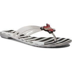 Japonki KARL LAGERFELD - KL80003 White Rubber W/Black. Białe klapki damskie KARL LAGERFELD, z aplikacjami, z tworzywa sztucznego, bez obcasa, na obcasie. W wyprzedaży za 229,00 zł.
