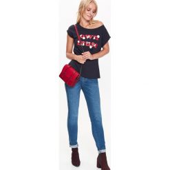 T-SHIRT KRÓTKI RĘKAW DAMSKI WE WZORY, Z NADRUKIEM, Z PRINTEM. Szare t-shirty damskie Top Secret, z nadrukiem, z bawełny. Za 19,99 zł.