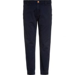Scotch Shrunk RELAXED SLIM FIT WITH CUFFS & CONTRAST INTERNAL Chinosy night. Niebieskie rurki męskie marki Scotch Shrunk, z bawełny. Za 279,00 zł.