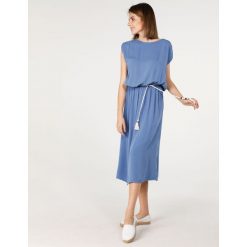 Gładka sukienka - 197-381 JEANS. Niebieskie sukienki damskie Unisono, na imprezę, s, w paski, z wiskozy, bez kołnierzyka, bez rękawów, midi. Za 99,00 zł.