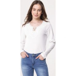 Biała Bluzka Wary. Białe bluzki damskie Born2be, s, z aplikacjami, z dzianiny, z okrągłym kołnierzem, z długim rękawem. Za 14,99 zł.