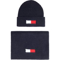 Zestaw Szalik i Czapka TOMMY HILFIGER - Big Flag Scarf & Beanie AM0AM05183 0G5. Niebieskie czapki męskie TOMMY HILFIGER, bez wzorów, z bawełny. W wyprzedaży za 289,00 zł.