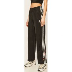 Adidas Originals - Spodnie. Czarne spodnie damskie adidas Originals, z poliesteru. Za 269,90 zł.