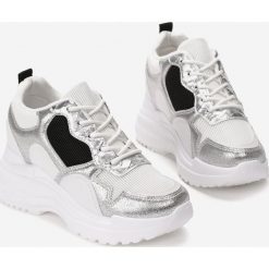 Białe Sneakersy Suzanna. Białe koturny damskie Renee, z okrągłym noskiem, na sznurówki. Za 119,99 zł.