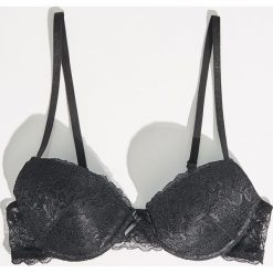Koronkowy biustonosz push up - Czarny. Czarne biustonosze bardotka Sinsay, z koronki. Za 29,99 zł.