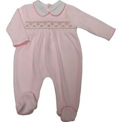 Śpioszki "Hearts" w kolorze jasnoróżowym. Różowe śpiochy niemowlęce Just Too Cute, z haftami. W wyprzedaży za 42,95 zł.