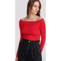 Sweter z odkrytymi ramionami - Czerwony. Czerwone swetry damskie Reserved, s, bez wzorów, bez rękawów, bez kaptura. W wyprzedaży za 29,99 zł.