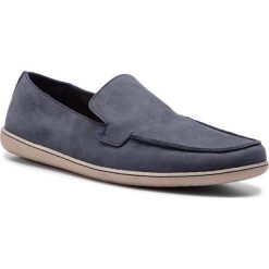 Mokasyny CLARKS - Saltash Free 261419557 Navy Nubuck. Niebieskie mokasyny męskie marki Clarks, ze skóry. Za 389,00 zł.