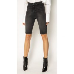 Szorty jeansowe Guess Pedal W0GD20 D3Y22. Czarne szorty damskie Guess, z aplikacjami, z elastanu. Za 329,00 zł.