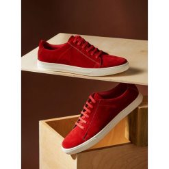 PÓŁBUTY MĘSKIE W STYLU SPORTOWYM. Czerwone buty zimowe sportowe męskie Top Secret, bez zapięcia. W wyprzedaży za 49,99 zł.