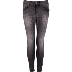 Two women in the World Jeansy. Czarne jeansy damskie z jeansu. Za 99,00 zł.
