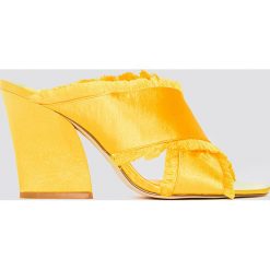 NA-KD Shoes Satynowe klapki na obcasie Cross - Yellow. Żółte chodaki damskie NA-KD Shoes, z satyny, na obcasie. W wyprzedaży za 113,37 zł.
