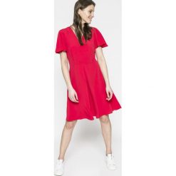 Tommy Hilfiger - Sukienka. Szare sukienki mini marki TOMMY HILFIGER, na co dzień, z aplikacjami, z tkaniny, casualowe, z krótkim rękawem, dopasowane. W wyprzedaży za 499,90 zł.