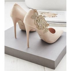 Beżowe Szpilki Charming Bouquet. Brązowe szpilki marki vices, bez wzorów, ze szpiczastym noskiem, bez obcasa, na szpilce, bez zapięcia. Za 79,99 zł.