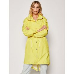 Kurtka przeciwdeszczowa Karl Lagerfeld Waterproof Anorak Logo 201W1504. Żółte kurtki damskie KARL LAGERFELD, s, bez wzorów, z poliesteru, bez kaptura. Za 1699,00 zł.