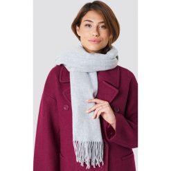 NA-KD Accessories Szalik z domieszką wełny - Grey. Szare szaliki damskie marki NA-KD Accessories, bez wzorów, z poliesteru. Za 100,95 zł.